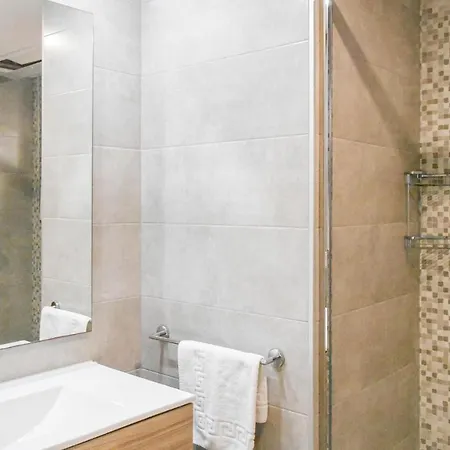 4 Bedroom Awesome In *