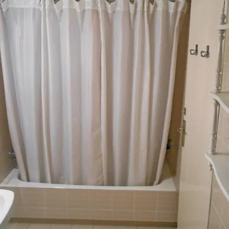 4 Bedroom Awesome In Apartment *